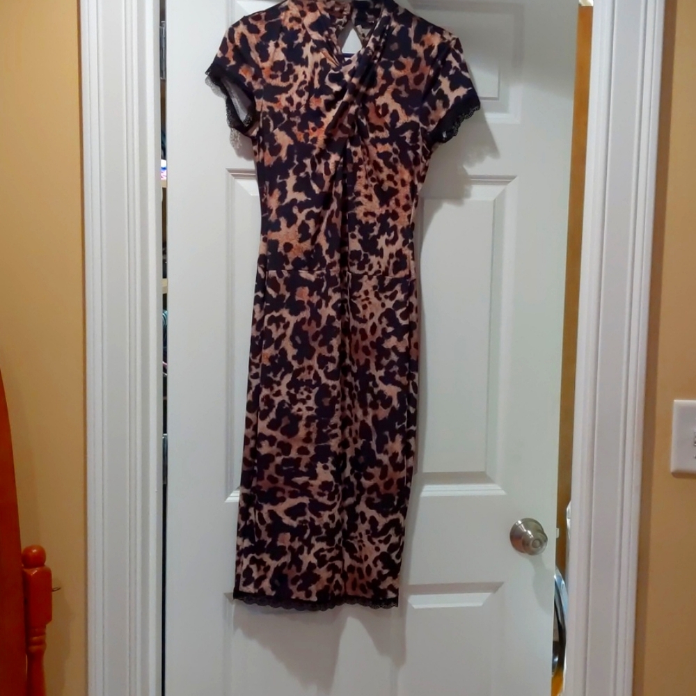 Leopard print dress, below the knee, lace edges